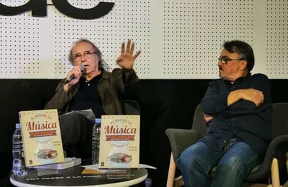 Serrat y Miquel Jurado, en la presentación del libro.