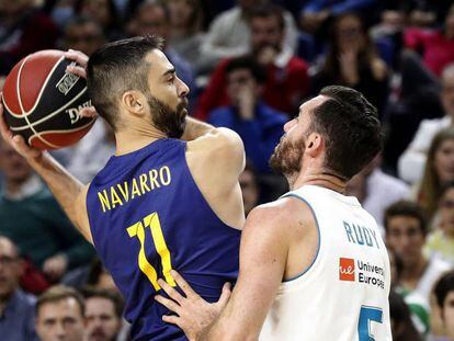 Navarro busca el pase ante Rudy. En vídeo, declaraciones de Juan Carlos Navarro y Luka Doncic, jugadores del Barcelona y Real Madrid.