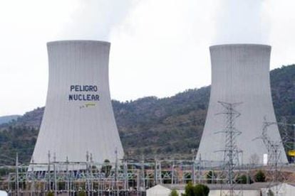 Los activistas han pintado un lema contra las nucleares en una de las torres de refrigeración de Cofrentes.