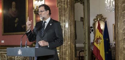 El presidente del Gobierno español, Mariano Rajoy, durante la rueda de prensa que ha ofrecido hoy en la Embajada de España en Roma.