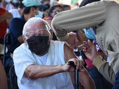 Una persona mayor de 60 años recibe la vacuna contra la covid-19 en el Estado de Campeche.