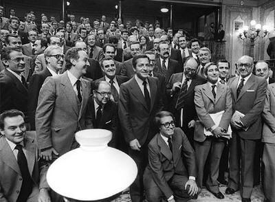 Diputados y senadores de UCD, tras la aprobación de la Constitución en el Congreso el 31 de octubre de 1978