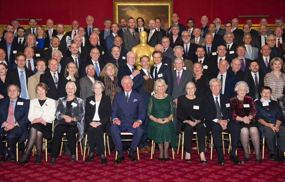 El príncipe Carlos y su esposa Camilla (abajo en el centro), junto a algunos de los actores británicos que acudieron a la recepción en Londres.