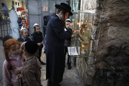 Un ultraortodoxo prende una vela en la segunda noche de la fiesta judía Hanukkah en Jerusalén.