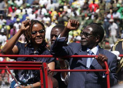 Robert Mugabe y su esposa, Grace, saludan a los congregados en el Estadio Nacional en agosto de 2013 para asistir a su séptima investidura.