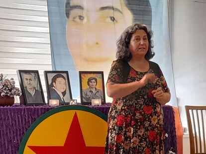 La activista Rukken Yektakaim ofrece un discurso en el centro de la comunidad kurda en Estocolmo, decorado con fotos de combatientes.