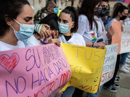 Amigas de Samuel Luiz durante la concentración en repulsa por su asesinato, este lunes en A Coruña.