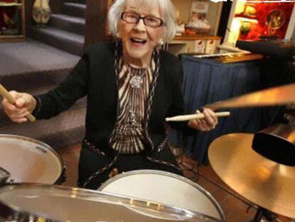 Oda a Viola Smith y sus 107 años aporreando la batería
