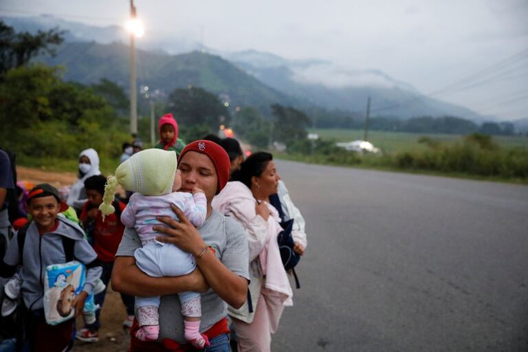 México saluda la política migratoria de Biden tras el muro de Trump 2 Caravana de migrantes centroamericanos antes de ser disuelta por las autoridades guatemaltecas.