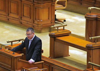 Ungureanu, interviene ante el Parlamento en Bucarest.