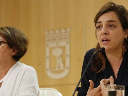Las concejalas Inés Sabanés y Celia Mayer, tras la Junta de Gobierno del Ayuntamiento.