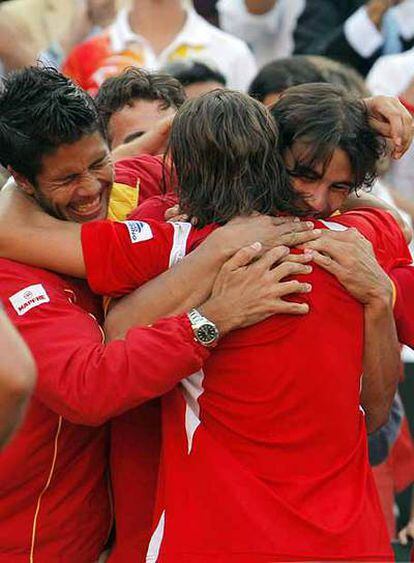 Verdasco y Nadal abrazan a Ferrer, de espaldas, por su victoria ante Andy Roddick.