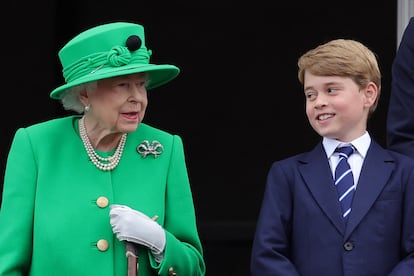 Jorge de Cambridge, tercero en la línea de sucesión al trono, observa a su bisabuela, Isabel II, durante la salida de la familia real al balcón del palacio de Buckingham al final de las celebraciones del Jubileo de Platino.