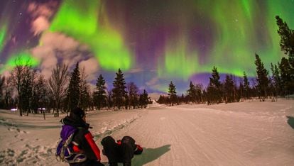 Contemplando una aurora boreal en la Laponia finlandesa.