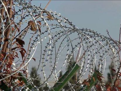 Fotograma del documental Philoxenia. Concertina en un campo de refugiados en Grecia.