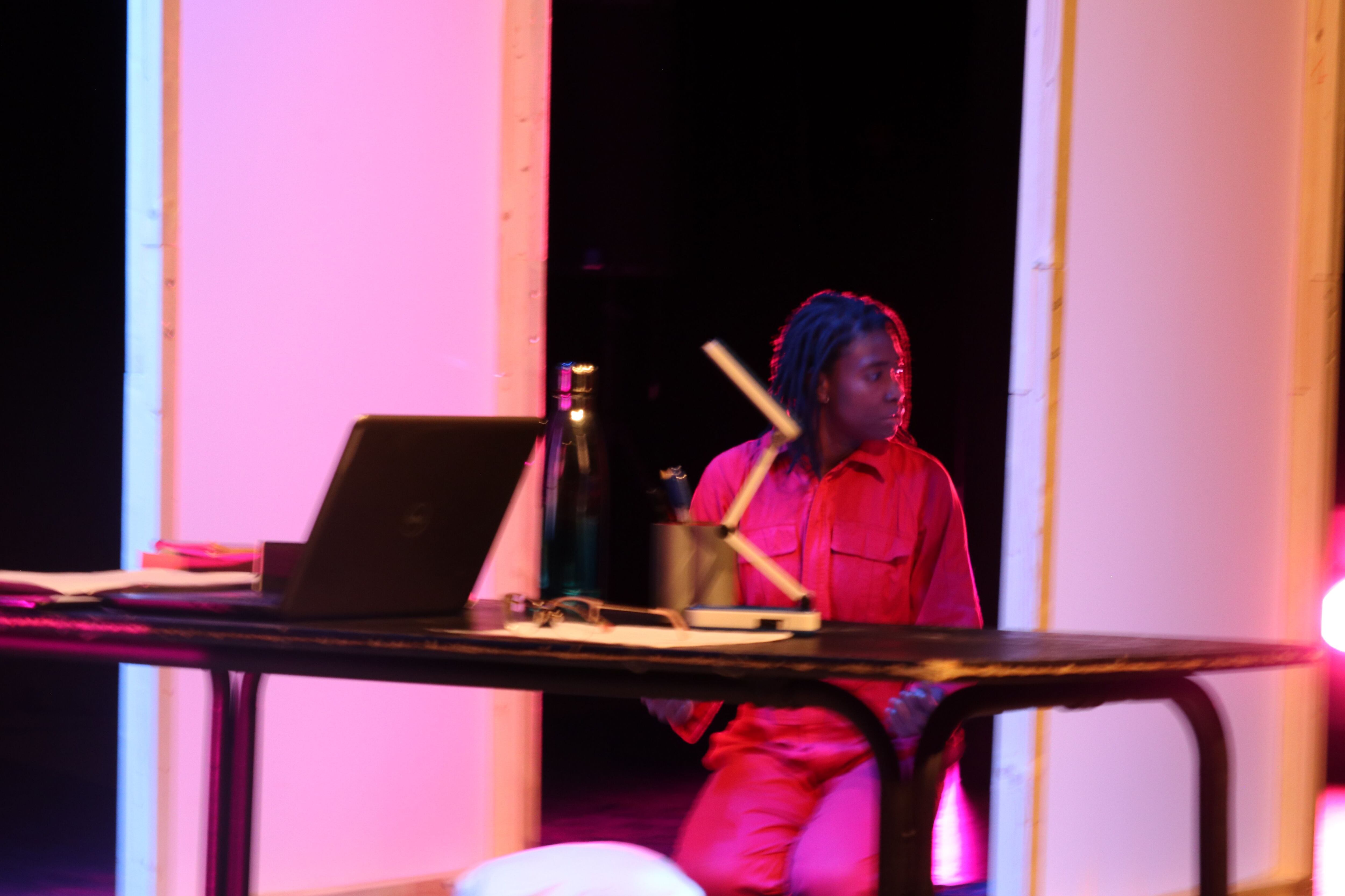 La coreógrafa Hermine Yollo, durante la presentación de la obra ‘Odio el teatro’, en el III Festival Nómada de Cultura Africana Harmatán, en Móstoles.
