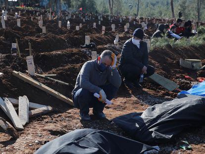 Una imagen del cementerio de Kahramanmaras, donde varios cadáveres esperan para ser enterrados.