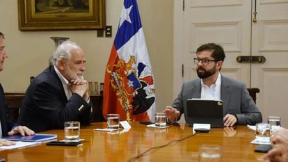 El ministro de Vivienda, Carlos Montes, durante una reunión con Gabriel Boric, en una imagen comaprtida en redes sociales.