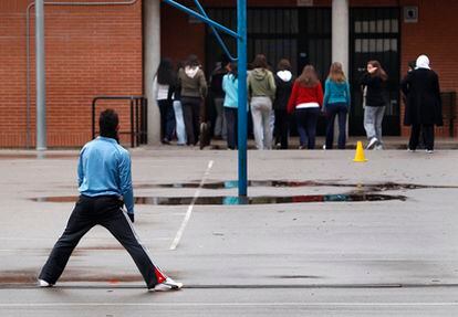 Alumnos del instituto público Mirasierra, del barrio del mismo nombre de Madrid, amenazado de derribo por las obras de prolongación de la línea 9 del Metro de Madrid, vuelven a clase desd el patio, tras el recreo.
