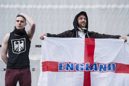 Manifestants en una concentració de la branca britànica del moviment xenòfob i islamòfob PEGIDA, dissabte a Londres.