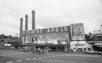 El teatre Apolo confrontant amb la Bodega Apolo i les atraccions que feien cantonada amb Nou de la Rambla en una imatge de 1983.