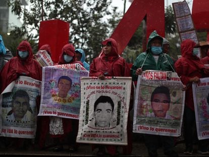 Los padres de los 43 estudiantes desaparecidos hace 7 años y 11 meses marchan en Ciudad de México (México).