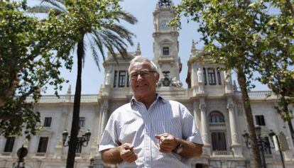 Joan Ribó, virtual alcalde de Valencia, ante la sede del Ayuntamiento.