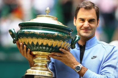 Federer, con el trofeo de Halle.