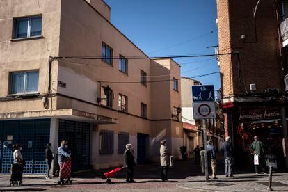 Varias personas hacen cola para entrar en la tienda Mercaditos Martin en Villa de Vallecas el mes pasado.


