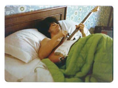 Prince toca la guitarra en la cama, en 1976.