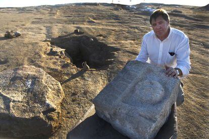 El arqu&eacute;ologo Juan Sanguino, junto a su hallazgo en el yacimiento.