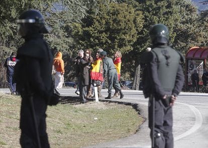 Guardias civiles vigilan a varios partidarios del franquismo en el acceso al Valle de los Caídos.