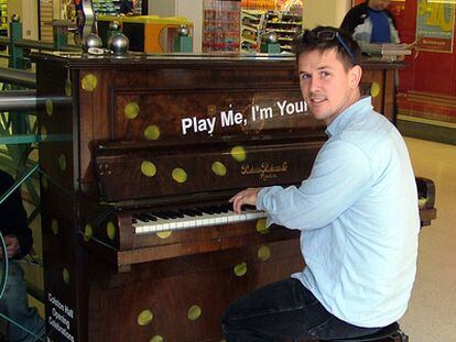 Luke Jerram, con uno de los pianos pertenecientes a su proyecto 'Play me, I'm yours'