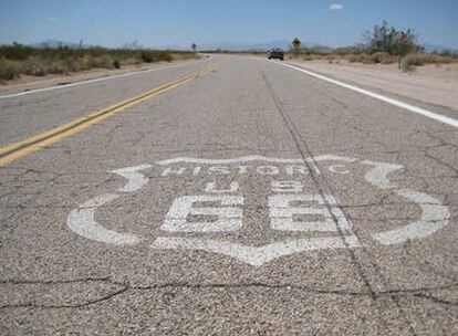 Señales para no perderse en la histórica Ruta 66, a su paso por Goffs (California)