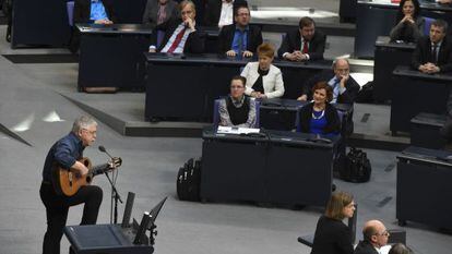 El músico proscrito por la RDA Wolf Biermann en el Parlamento alemán.