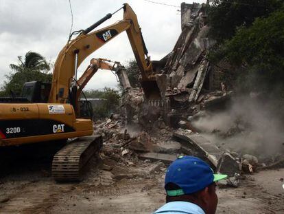 Maquinaria pesada derriba los restos de edificios en Managua