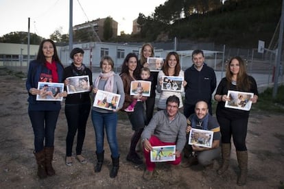 Padres y alumnos de la escuela Cau de la Guineu de Corbera de Llobregat (Barcelona) protestan por los módulos con un calendario.