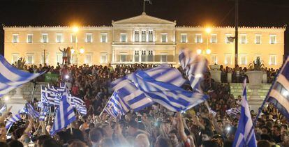 Celebraci&oacute;n de los partidarios del &#039;no&#039; en el refer&eacute;ndum griego, la noche del 5 de julio de 2015 en Atenas.