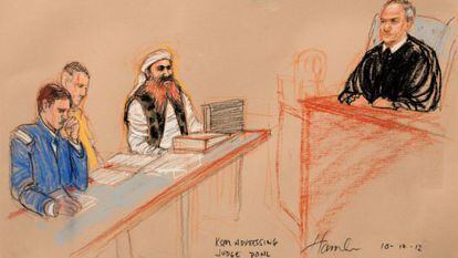 Boceto de un momento de la vista previa de la semana pasada en Guantánamo. El supuesto cerebro del 11-S portaba un chaleco militar y la barba teñida de naranja.
