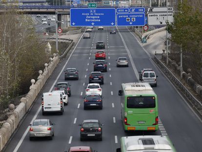 Vehículos circulan por la A-2 a la altura del puente de San Fernando en Madrid.