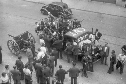 El fotógrafo Agustí Centelles tomó esta imagen de una camioneta de la CNT ocupada por hombres y mujeres que llevan cuadros con simbología republicana. La foto es en la barcelonesa Vía Laietana, el 19 de julio.