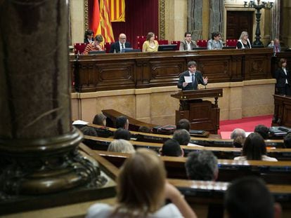 El presidente de la Generalitat, Carles Puigdemont, en la tribuna del Parlament durante el pleno.