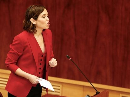 La presidenta de la Comunidad de Madrid, Isabel Díaz Ayuso, interviene en el pleno de la Asamblea de Madrid.