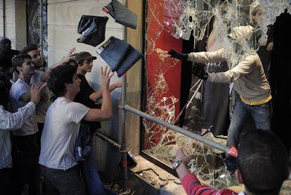 Un grupo de manifestantes saquea una tienda de ropa del centro de Barcelona