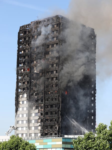 Hora del incendio en la Torre Grenfell de Londres en junio de 2017.