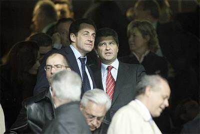 Nicolas Sarkozy, ministro del Interior francés, junto al presidente madridista, Fernando Martín, en el palco.