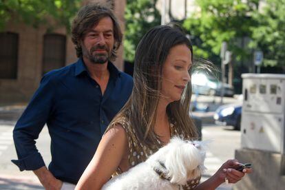 La empresaria Esther Doña y el juez Santiago Pedraz el pasado 4 de agosto en Madrid