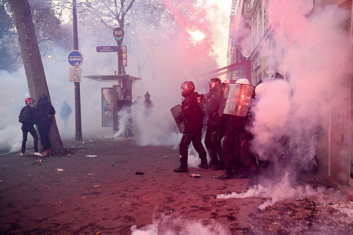 Agentes antidisturbios se enfrentan a varias personas en una calle céntrica de la capital francesa.