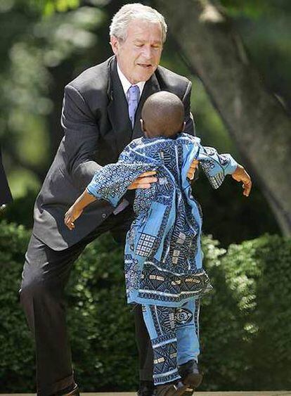 Bush saluda a un niño surafricano con sida en un acto en Washington.