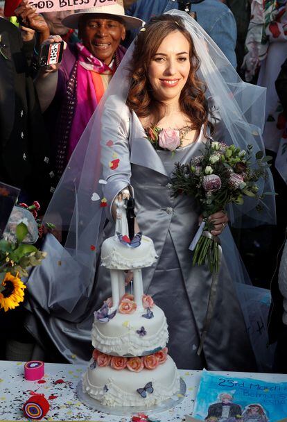 La abogada Stella Moris, flamante esposa de Julian Assange, corta la tarta de boda a su salida de la cárcel de Belmarsh, el 23 de marzo de 2022.